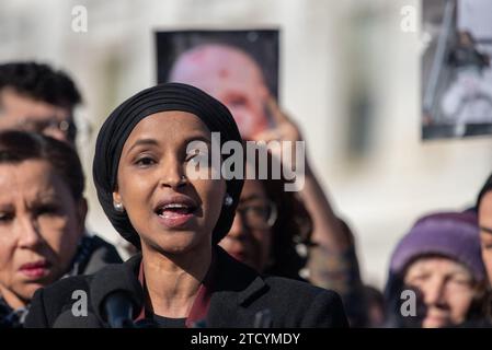 Il rappresentante degli Stati Uniti Ilhan Omar (Democratico del Minnesota) interviene in una conferenza stampa con gli attivisti che chiedono un cessate il fuoco a Gaza presso il Triangolo della camera di fronte al Campidoglio a Washington, DC, USA giovedì 14 dicembre 2023. Foto di Annabelle Gordon/CNP/ABACAPRESS.COM Foto Stock