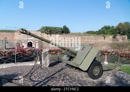 Monumento Artiglieri, ponte di porta Brescia delle fortificazioni veneziane Fortezza di Peschiera (fortezza di Peschiera del Garda) Foto Stock