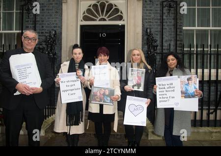 Sean Kennedy, Kelly Barker, la dottoressa Anna Kennedy OBE, Lisa Robins, Tally North, oggi la dottoressa Anna Kennedy OBE e il suo team hanno presentato una petizione al numero 10 di Downing Street oggi, per conto di Anna Kennedy Online e autistici persone e famiglie. Una copia della lettera al primo Ministro è disponibile. (Terry Scott/SPP) Foto Stock