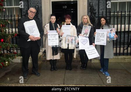 Sean Kennedy, Kelly Barker, la dottoressa Anna Kennedy OBE, Lisa Robins, Tally North, oggi la dottoressa Anna Kennedy OBE e il suo team hanno presentato una petizione al numero 10 di Downing Street oggi, per conto di Anna Kennedy Online e autistici persone e famiglie. Una copia della lettera al primo Ministro è disponibile. (Terry Scott/SPP) Foto Stock