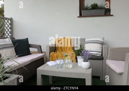 Arredamento confortevole con un bel decor sulla terrazza esterna Foto Stock