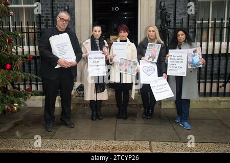 Sean Kennedy, Kelly Barker, la dottoressa Anna Kennedy OBE, Lisa Robins, Tally North, oggi la dottoressa Anna Kennedy OBE e il suo team hanno presentato una petizione al numero 10 di Downing Street oggi, per conto di Anna Kennedy Online e autistici persone e famiglie. Una copia della lettera al primo Ministro è disponibile. (Terry Scott/SPP) Foto Stock