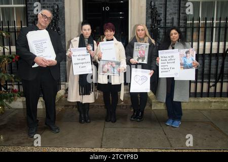 Sean Kennedy, Kelly Barker, la dottoressa Anna Kennedy OBE, Lisa Robins, Tally North, oggi la dottoressa Anna Kennedy OBE e il suo team hanno presentato una petizione al numero 10 di Downing Street oggi, per conto di Anna Kennedy Online e autistici persone e famiglie. Una copia della lettera al primo Ministro è disponibile. (Terry Scott/SPP) Foto Stock