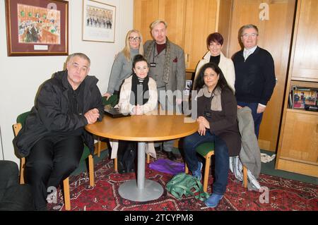 Sean Kennedy, Kelly Barker, Dr. Anna Kennedy OBE, Lisa Robins, Tally North, Steven Smith, Sir Robert Buckland, la squadra di AKO a Portcullis House incontra Sir Robert Buckland, presidente del gruppo parlamentare per l'autismo. (Terry Scott/SPP) Foto Stock