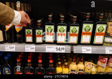 Jägermeister etichettare le file di bottiglie in un negozio Foto Stock