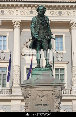 Statua di Giuseppe Tantini, violinista, Piazza Tartini, Pirano, Slovenia Foto Stock