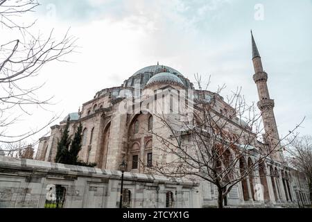 Istanbul, Turkiye - 7 marzo 2023: La moschea Sehzade è una moschea imperiale ottomana del XVI secolo situata nel quartiere di Fatih, sulla terza collina di Foto Stock