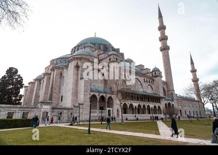 Istanbul, Turkiye - 7 marzo 2023: Vista esterna di Solimano, una moschea imperiale ottomana situata sulla terza collina di Istanbul, Turkiye. Foto Stock