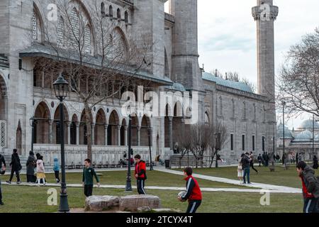 Istanbul, Turkiye - 7 marzo 2023: Vista esterna di Solimano, una moschea imperiale ottomana situata sulla terza collina di Istanbul, Turkiye. Foto Stock