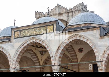 Istanbul, Turkiye - 7 marzo 2023: Vista esterna di Solimano, una moschea imperiale ottomana situata sulla terza collina di Istanbul, Turkiye. Foto Stock