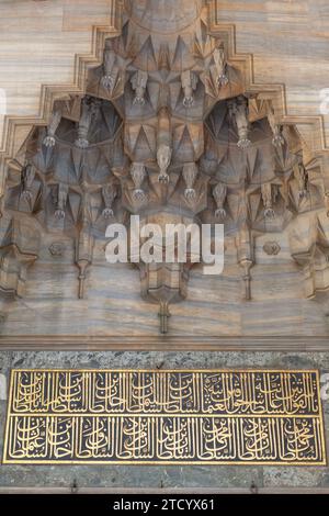 Istanbul, Turkiye - 7 marzo 2023: Vista esterna di Solimano, una moschea imperiale ottomana situata sulla terza collina di Istanbul, Turkiye. Foto Stock