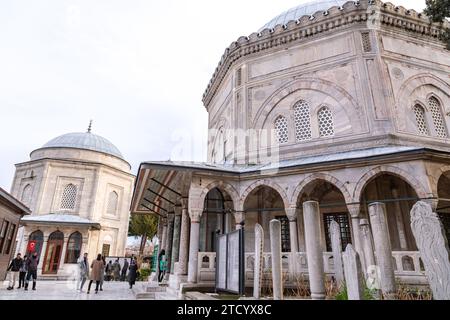 Istanbul, Turkiye - 7 marzo 2023: Vista esterna di Solimano, una moschea imperiale ottomana situata sulla terza collina di Istanbul, Turkiye. Foto Stock