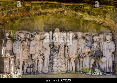 Fregio in pietra con la regina Elisabetta i, West Garden, Hatfield House, Herfordshire, Regno Unito Foto Stock