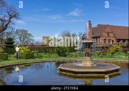 L'Old Palace, risalente al 1485, e il West Garden nei terreni di Hatfield House, Hertfordshire, Regno Unito Foto Stock