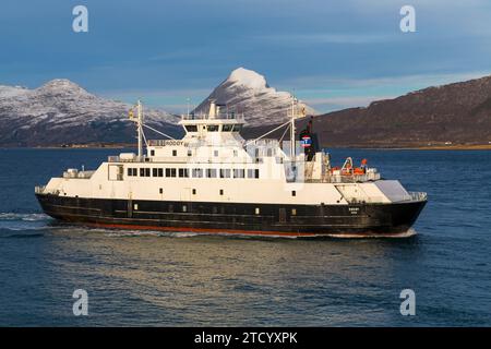 Traghetto Rodoy RO-RO/passeggeri, traversata di Bodo da Nesna a Nordland, Norvegia, Scandinavia, Europa a ottobre Foto Stock