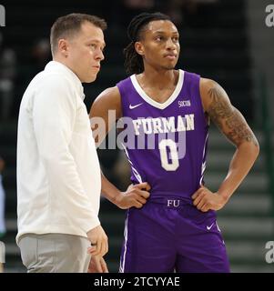 Il capo-allenatore dei Furman Paladins Bob Richey parla con PJay Smith Jr. (0) durante una partita di basket maschile alla Fogleman Arena di New Orleans, Louisiana, giovedì 14 dicembre 2023. (Foto di Peter G. Forest/Sipa USA) credito: SIPA USA/Alamy Live News Foto Stock