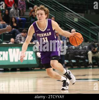 La guardia dei Furman Paladins Carter Whitt (11) guida verso il basket durante una partita di basket maschile alla Fogleman Arena di New Orleans, Louisiana, giovedì 14 dicembre 2023. (Foto di Peter G. Forest/Sipa USA) credito: SIPA USA/Alamy Live News Foto Stock