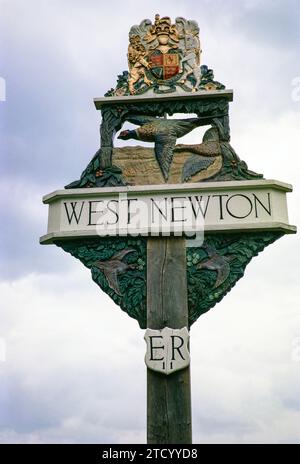 Cartello del villaggio di West Newton, West Newton, Norfolk, Inghilterra, Regno Unito luglio 1970 Foto Stock