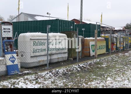 Ein Mineralölhandel am Bahnhof von Scheeßel Landkreis Rotenburg / Wümme in Niedersachsen Hat am Rande Seines Firmengeländes eine Sammlung alter Zapfsäulen und anderer Relikte aus dem 20. Jahrhundert ausgestellt. *** Un rivenditore di petrolio presso la stazione ferroviaria di Scheeßel nel distretto di Rotenburg Wümme nella bassa Sassonia ha una collezione di vecchie pompe di benzina e altri reperti del XX secolo in mostra ai margini dei suoi locali Foto Stock