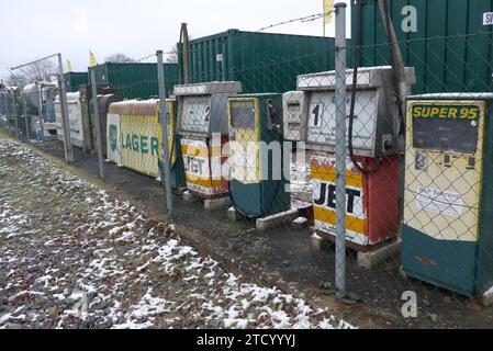 Ein Mineralölhandel am Bahnhof von Scheeßel Landkreis Rotenburg / Wümme in Niedersachsen Hat am Rande Seines Firmengeländes eine Sammlung alter Zapfsäulen und anderer Relikte aus dem 20. Jahrhundert ausgestellt. *** Un rivenditore di petrolio presso la stazione ferroviaria di Scheeßel nel distretto di Rotenburg Wümme nella bassa Sassonia ha una collezione di vecchie pompe di benzina e altri reperti del XX secolo in mostra ai margini dei suoi locali Foto Stock