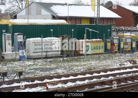 Ein Mineralölhandel am Bahnhof von Scheeßel Landkreis Rotenburg / Wümme in Niedersachsen Hat am Rande Seines Firmengeländes eine Sammlung alter Zapfsäulen und anderer Relikte aus dem 20. Jahrhundert ausgestellt. *** Un rivenditore di petrolio presso la stazione ferroviaria di Scheeßel nel distretto di Rotenburg Wümme nella bassa Sassonia ha una collezione di vecchie pompe di benzina e altri reperti del XX secolo in mostra ai margini dei suoi locali Foto Stock