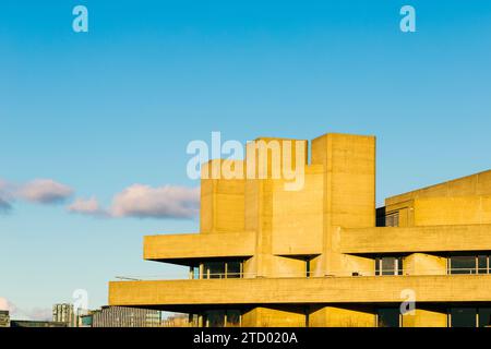 Esterno del brutalista Teatro Nazionale degli anni '1970 di Denys Lasdun al tramonto, Southbank, Londra, Inghilterra Foto Stock