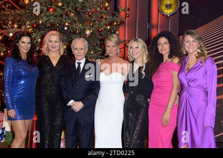 Mariella Ahrens, Judith Hoersch, Jose Carreras, Kamilla Senjo, Susanne Klehn, Marwa Eldessouky und Luise Bähr bei der 29. JosÃ Carreras Gala 2023 a der Media City Lipsia. Lipsia, 14.12.2023 *** Mariella Ahrens, Judith Hoersch, Jose Carreras, Kamilla Senjo, Susanne Klehn, Marwa Eldessouky e Luise Bähr al 29 JosÃ Carreras Gala 2023 nella Media City Lipsia, 14 12 2023 foto:XF.xKernx/xFuturexImagex carreras gala 3401 Foto Stock