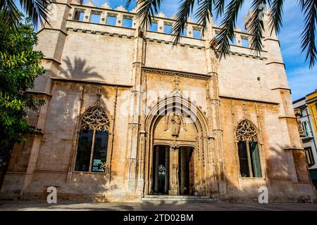 Llotja dels Mercaders auch unter den Namen Llotja de Palma und la Lonja de los Mercaderes bekannt ist ein historisches Gebäude auf der Insel Mallorca und Gilt als eines der Meisterwerke bürgerlicher gotischer Architektur in der Hauptstadt Palma. Palma de Mallorca *** Llotja dels Mercaders, nota anche come Llotja de Palma e la Lonja de los Mercaderes, è un edificio storico sull'isola di Maiorca ed è considerato uno dei capolavori dell'architettura gotica civile nella capitale Palma de Mallorca Foto Stock