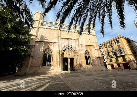 Llotja dels Mercaders auch unter den Namen Llotja de Palma und la Lonja de los Mercaderes bekannt ist ein historisches Gebäude auf der Insel Mallorca und Gilt als eines der Meisterwerke bürgerlicher gotischer Architektur in der Hauptstadt Palma. Palma de Mallorca *** Llotja dels Mercaders, nota anche come Llotja de Palma e la Lonja de los Mercaderes, è un edificio storico sull'isola di Maiorca ed è considerato uno dei capolavori dell'architettura gotica civile nella capitale Palma de Mallorca Foto Stock