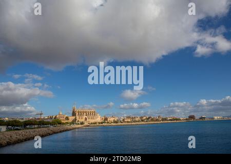 Die Kathedrale der Heiligen Maria in der spanischen Hafenstadt Palma, der Hauptstadt der Baleareninsel Mallorca, ist die Bischofskirche des Bistums Mallorca. SIE wird im Volksmund oft einfach la Seu genannt. Palma di Maiorca *** la Cattedrale di San Maria nella città portuale spagnola di Palma, la capitale dell'isola delle Baleari di Maiorca, è la chiesa episcopale della diocesi di Maiorca e spesso è chiamata semplicemente la Seu nella vernacolare Palma di Maiorca Foto Stock