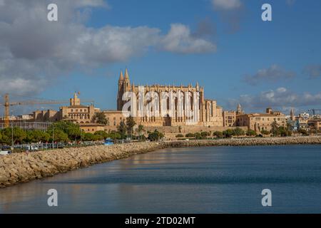 Die Kathedrale der Heiligen Maria in der spanischen Hafenstadt Palma, der Hauptstadt der Baleareninsel Mallorca, ist die Bischofskirche des Bistums Mallorca. SIE wird im Volksmund oft einfach la Seu genannt. Palma di Maiorca *** la Cattedrale di San Maria nella città portuale spagnola di Palma, la capitale dell'isola delle Baleari di Maiorca, è la chiesa episcopale della diocesi di Maiorca e spesso è chiamata semplicemente la Seu nella vernacolare Palma di Maiorca Foto Stock