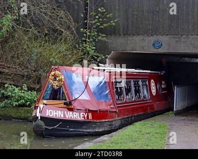 Una delle barche per le gite sui canali di Chesterfield, il John Varley II, adornato con una corona di Natale, è una crociera di Babbo Natale lungo il canale Foto Stock