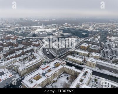 Vista aerea di Berlino, capitale della Germania. Paesaggio urbano invernale aereo della stazione ferroviaria principale di Berlino, Foggy Hauptbahnhof. Foto Stock