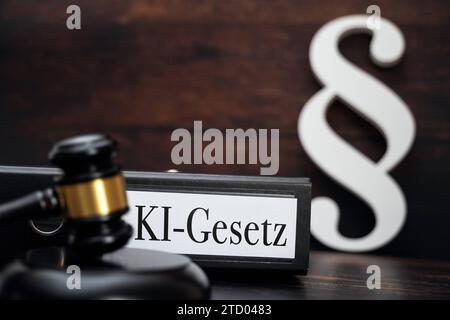 15 dicembre 2023: Il giudice s gavel con il simbolo del paragrafo e una cartella con l'iscrizione ai-Law PHOTOMONTAGE *** Richterhammer mit Paragraphen Symbol und einem Ordner mit Aufschrift KI-Gesetz FOTOMONTAGE Foto Stock
