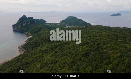 In una vista aerea la Baia di Loh Lana si trova a nord dell'Isola di Phi Phi, Thailandia. I numeri turistici della Thailandia sono sulla buona strada nel 2023 per le proiezioni del governo Foto Stock