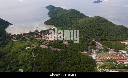In una vista aerea la Baia di Loh Lana si trova a nord dell'Isola di Phi Phi, Thailandia. I numeri turistici della Thailandia sono sulla buona strada nel 2023 per le proiezioni del governo Foto Stock