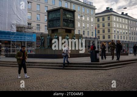 La gente è vista camminare vicino al Sjømannsmonumentet (Monumento dei marinai) situato nel centro di Bergen. Bergen, la seconda città più grande della Norvegia, si trova sulla costa sud-occidentale ed è conosciuta come la porta di accesso ai famosi fiordi, rendendola uno dei più grandi porti turistici d'Europa. Foto Stock