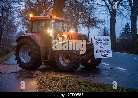 Bohmte, Deutschland 15. Dicembre 2023: TRAKTOR Demo auf der B51 in Bohmte gegen die Agrarpolitik 15.12.2023 IM Bild: AM Freitagmorgen gab es auf der B51 zwischen dem Abzweig nach Stemshorn und dem Bohmter Industriegebiet eine geplante Behinderungen im Berufsverkehr. Landwirte sowohl aus NRW und auch aus Niedersachsen machten auf ihre situation die sich aufgrund der neuesten Beschlüsse der Ampelkoalition noch einmal drastisch verschlechtert Hat aufmerksam. Die Energiepreise steigen, Die Kraftstoffpreise steigen die Steuerbelastung steigt. Irgendwann muss Schluß Sein. Und so fuhren zwei Traktorc Foto Stock