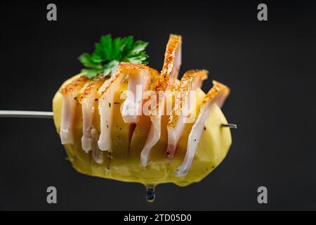 Patate crude preparate per la cottura, con strutto isolato su fondo nero Foto Stock