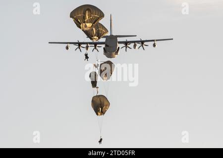 I paracadutisti dell'esercito americano saltano da un corpo dei Marines degli Stati Uniti KC-130 Alaska, 8 dicembre 2023. Foto dell'aeronautica militare statunitense di Alejandro Peña Foto Stock