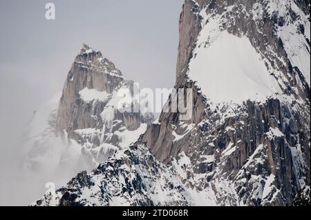 Guglie di roccia invernali che emergono da una tempesta. Foto Stock
