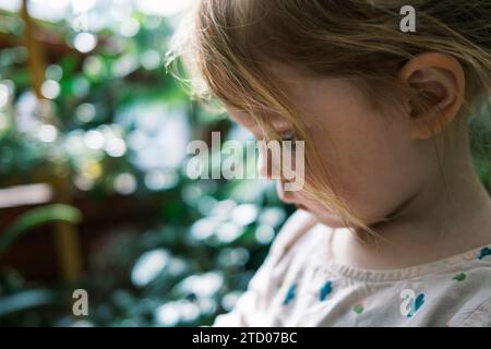 Ragazza curiosa con il volto in un ritratto ravvicinato Foto Stock