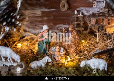 Bella presepe natalizio con famiglia Santa in una vecchia stalla in legno  fatta a mano, Presepio o Presepe italiano tradizionale Foto stock - Alamy