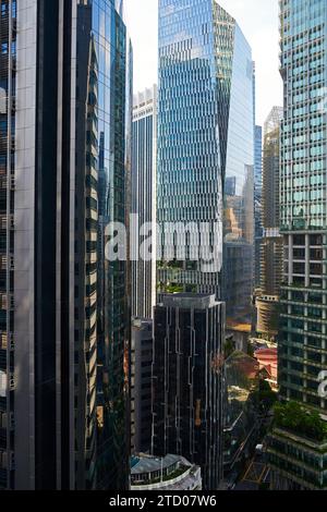 Riflessi di facciate di vetro ravvicinate di alti edifici di uffici Foto Stock