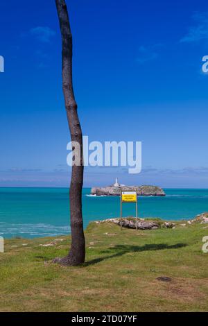 Faro sull'isola di Mouro vicino alla costa di Santander, Spai Foto Stock