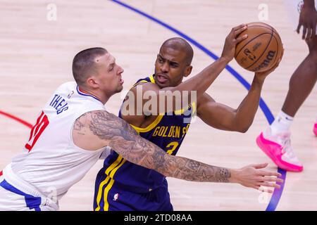 (231215) -- LOS ANGELES, 15 dicembre 2023 (Xinhua) -- Chris Paul dei Golden State Warriors (R) è difeso da Daniel Theis dei Los Angeles Clippers durante la partita della stagione regolare NBA 2023-2024 tra Los Angeles Clippers e Golden State Warriors a Los Angeles, negli Stati Uniti, 14 dicembre 2023. (Foto di Ringo Chiu/Xinhua) crediti: Xinhua/Alamy Live News Foto Stock