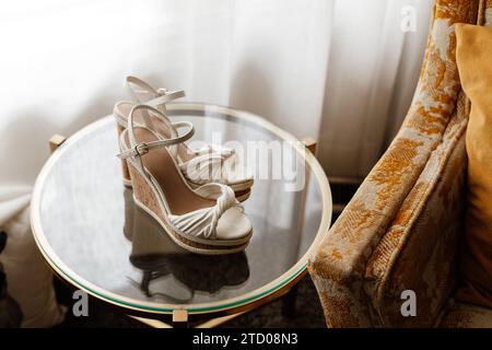 Le scarpe da sposa con tacco alto si stanno preparando Foto Stock