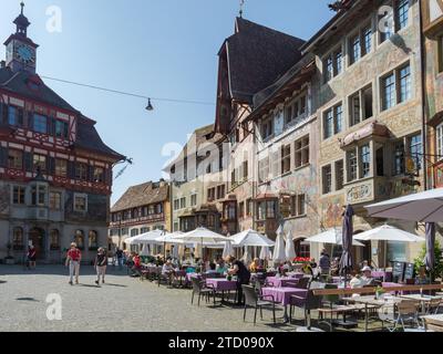 Stein am Rhein, Svizzera - 29 maggio 2023: Piazza nel centro storico con caffè e municipio Foto Stock