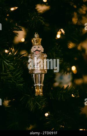 Decorazioni in oro lucido per lo schiaccianoci sull'albero di natale Foto Stock