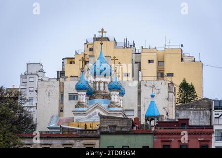 Splendida vista sulle torri della chiesa in stile russo e sui vecchi edifici Foto Stock